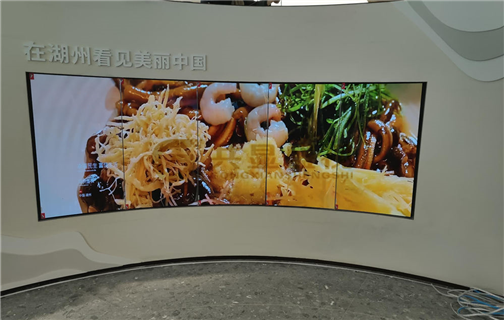 OLED柔性顯示屏應用案例-金茂未來之窗